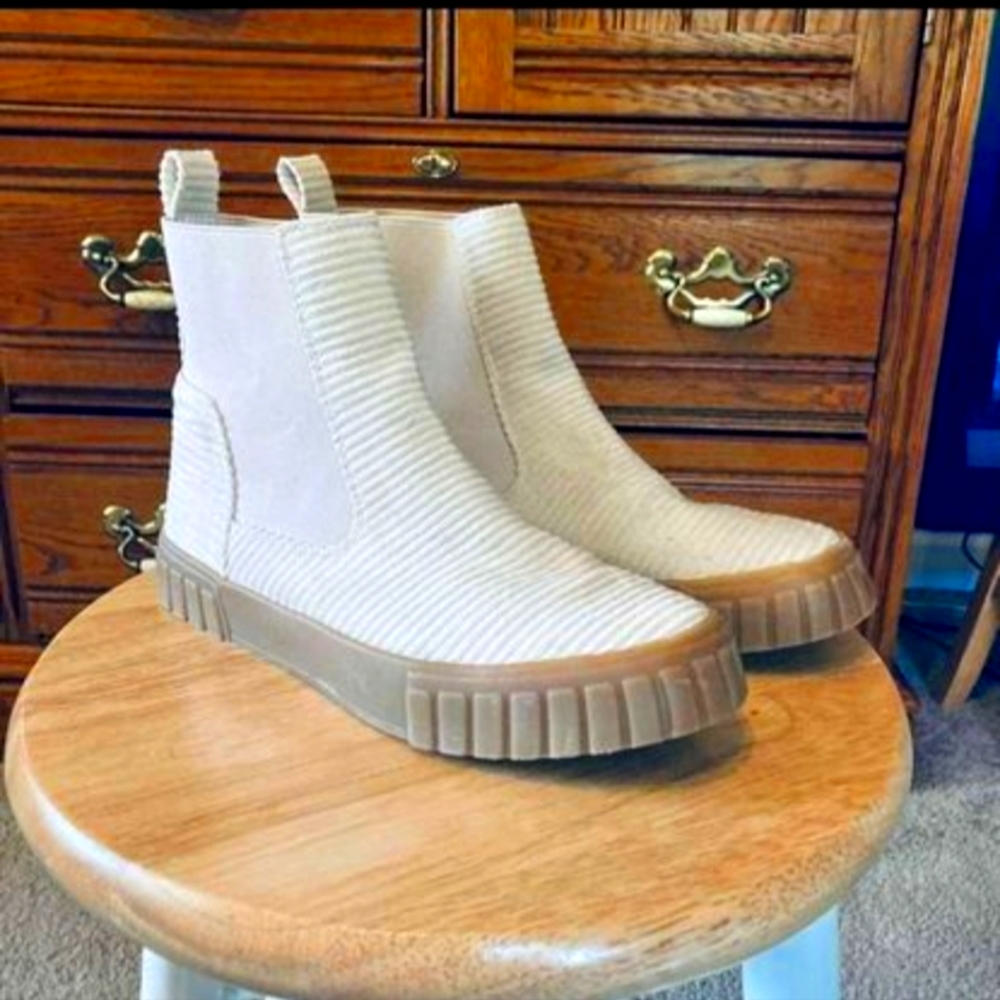 Boots, coconuts by Matisse. Sz 7